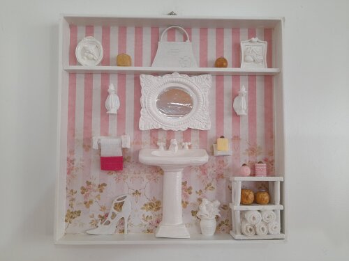 Quadro para lavabo em mdf branco fundo listrado rosa