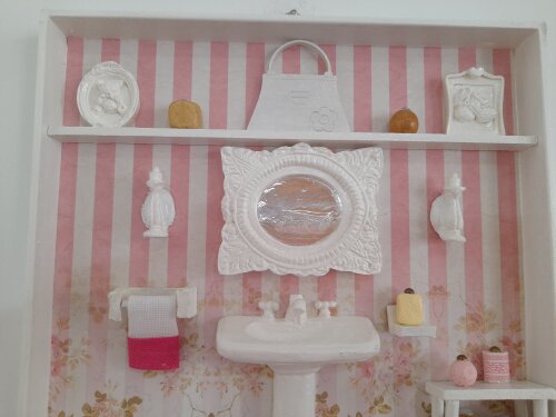 Quadro para lavabo em mdf branco fundo listrado rosa
