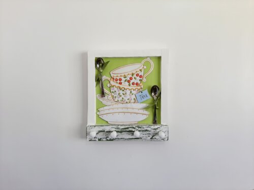Porta chave de madeira branco e verde com xícara em relevo