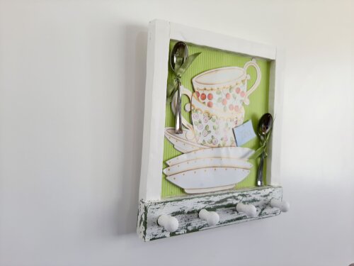 Porta chave de madeira branco e verde com xícara em relevo