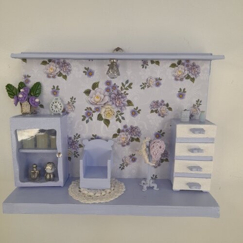 Quadro em mdf e madeira lilás decorado com miniaturas