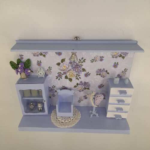 Quadro em mdf e madeira lilás decorado com miniaturas