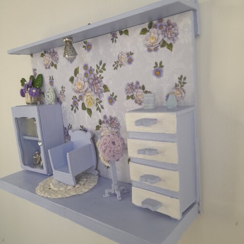 Quadro em mdf e madeira lilás decorado com miniaturas
