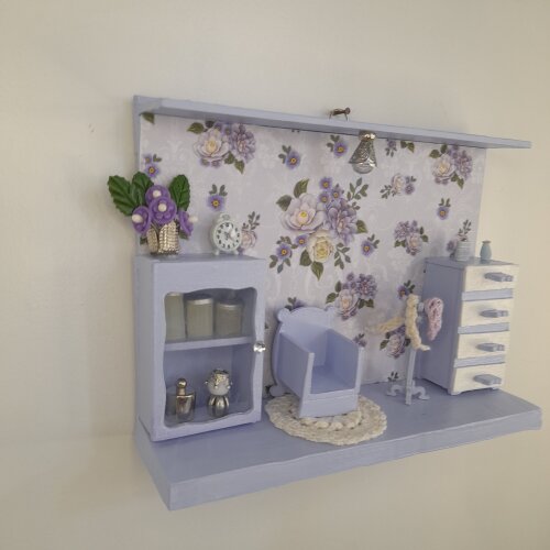 Quadro em mdf e madeira lilás decorado com miniaturas