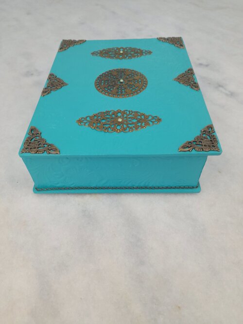 Caixa em mdf na cor turquesa decorada com ferragens