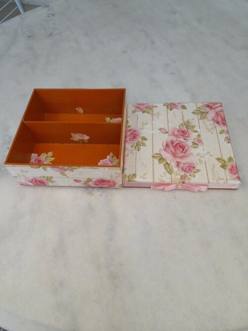 Caixa para joia/bijuteria decorada c/ rosas e duas divisória