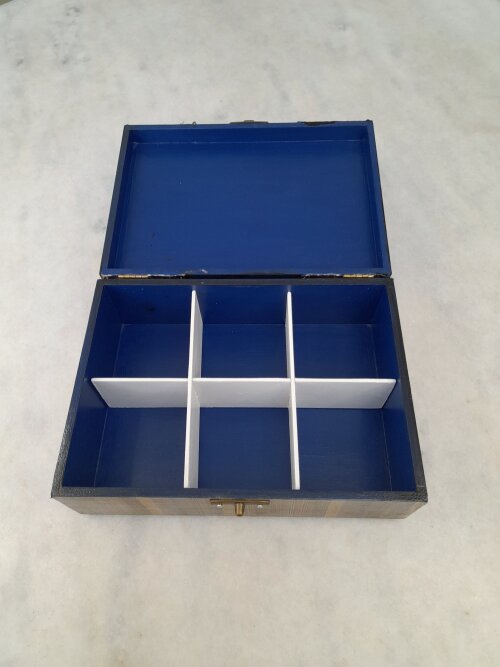 Caixa em mdf azul marinho decorado com latonagem