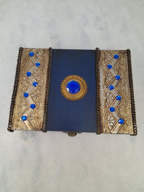 Caixa em mdf azul marinho decorado com latonagem