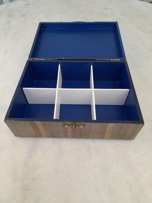 Caixa em mdf azul marinho decorado com latonagem