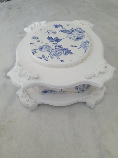 Caixa em mdf pintada de branco com floral azul