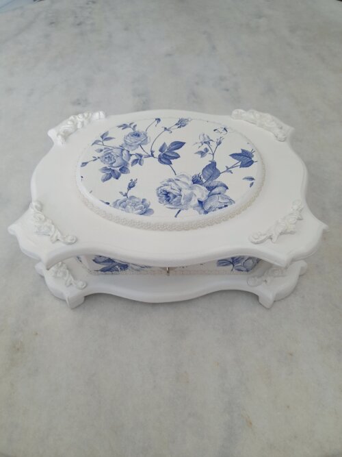 Caixa em mdf pintada de branco com floral azul