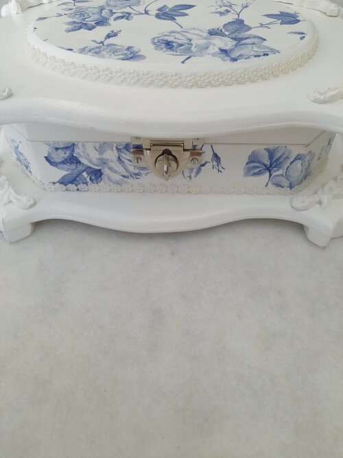 Caixa em mdf pintada de branco com floral azul