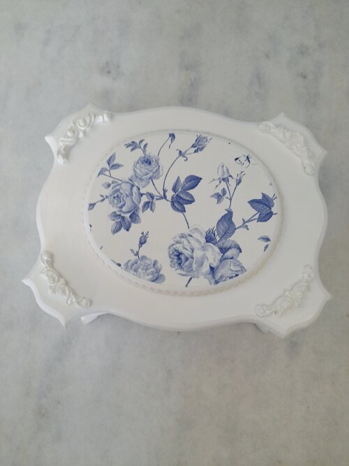 Caixa em mdf pintada de branco com floral azul