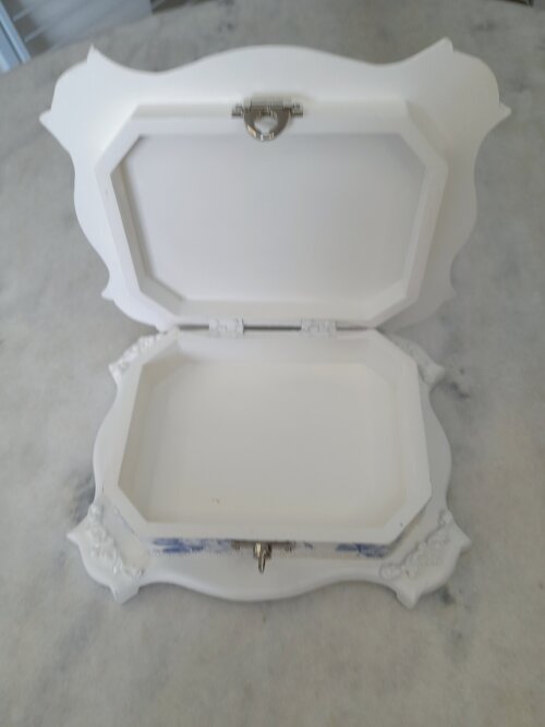 Caixa em mdf pintada de branco com floral azul