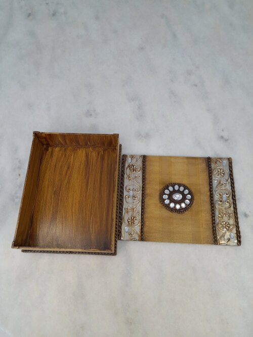 Caixa em mdf dourada com envelhecimento decorada
