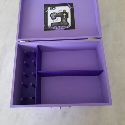 Caixa para costura em mdf lilás decorada com divisórias