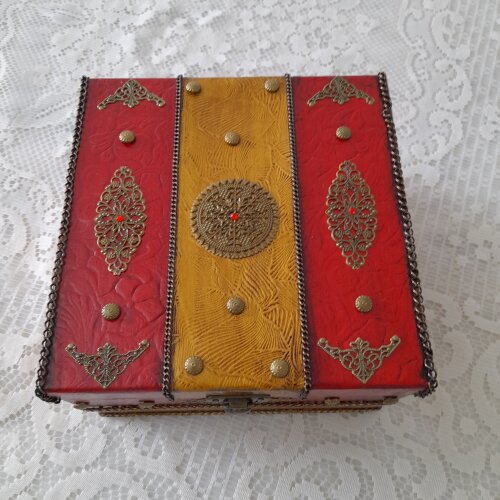 Caixa bau em mdf vermelho e dourado com envelhecimento