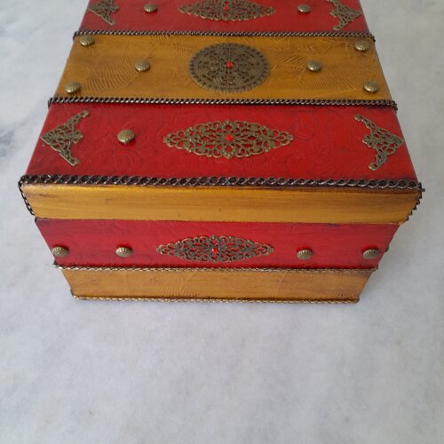 Caixa bau em mdf vermelho e dourado com envelhecimento