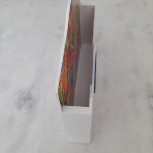 Porta carta em mdf pintado de branco decorado com selos
