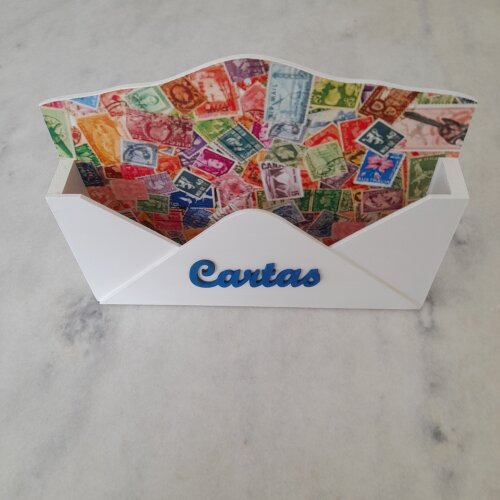 Porta carta em mdf pintado de branco decorado com selos