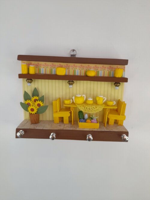 Porta chave em mdf e madeira amarelo e marrom com miniaturas