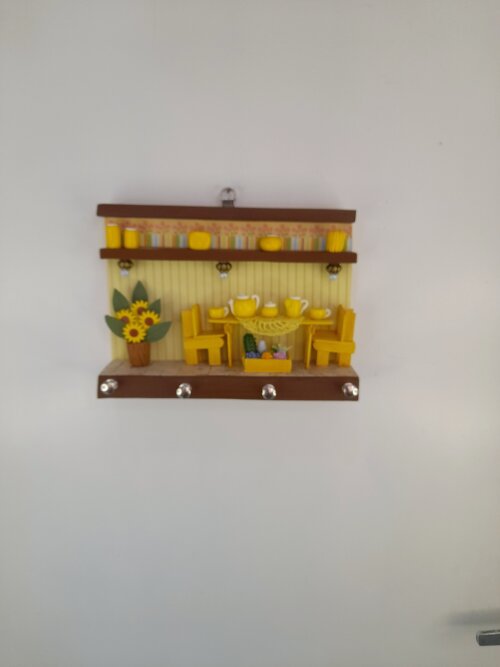 Porta chave em mdf e madeira amarelo e marrom com miniaturas