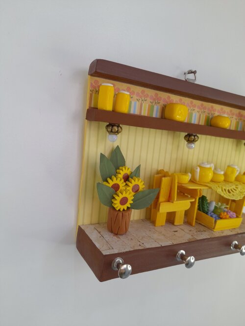 Porta chave em mdf e madeira amarelo e marrom com miniaturas