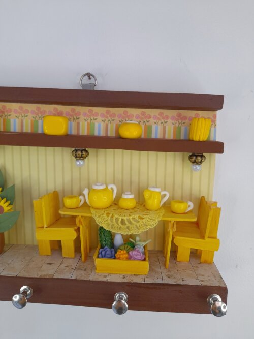 Porta chave em mdf e madeira amarelo e marrom com miniaturas