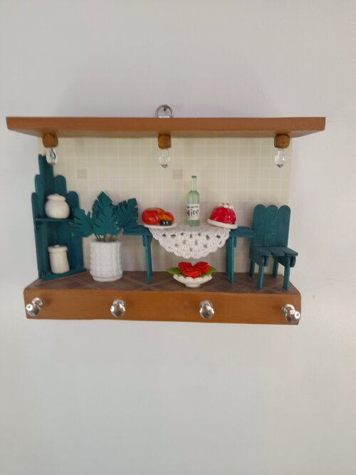 Porta chave de madeira marrom e verde decorado com miniaturas
