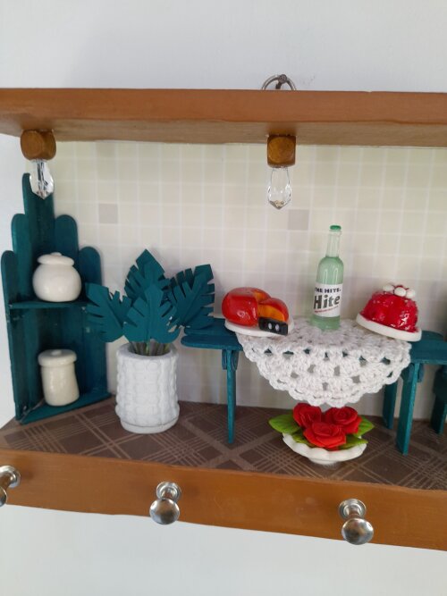 Porta chave de madeira marrom e verde decorado com miniaturas
