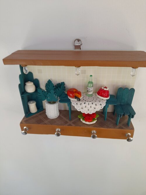 Porta chave de madeira marrom e verde decorado com miniaturas