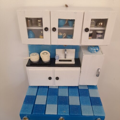 Porta chave de madeira cenário de cozinha branco e azul