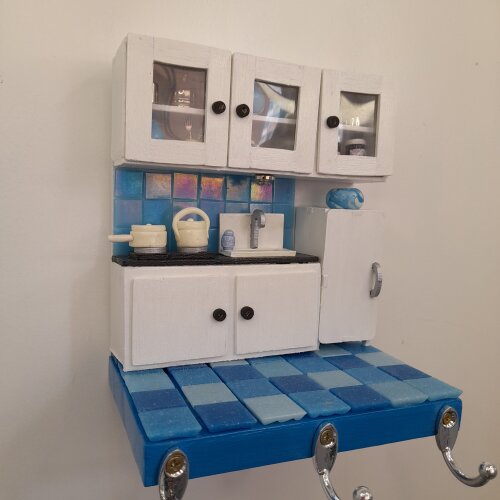 Porta chave de madeira cenário de cozinha branco e azul