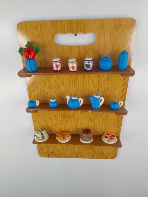 Porta chave de madeira decorado com miniaturas