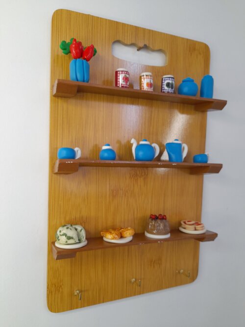 Porta chave de madeira decorado com miniaturas