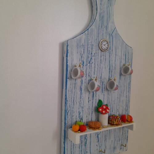 Porta chave de madeira azul e branco com miniatura