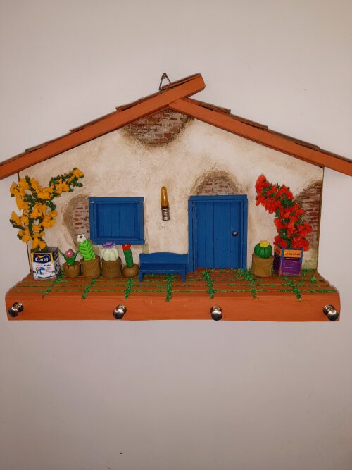 Porta chave de madeira frente de casa decorado com miniaturas