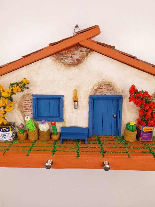 Porta chave de madeira frente de casa decorado com miniaturas