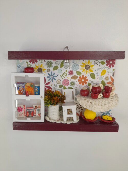 Quadro de mdf decorado com miniaturas