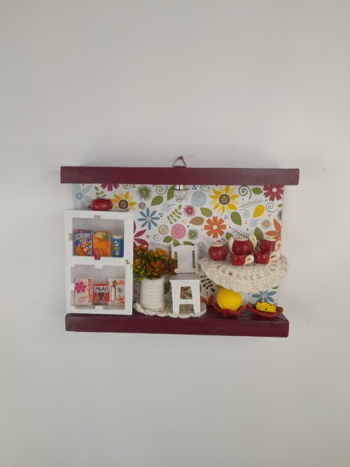 Quadro de mdf decorado com miniaturas
