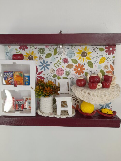 Quadro de mdf decorado com miniaturas