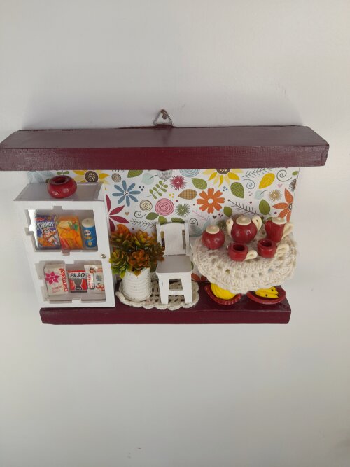 Quadro de mdf decorado com miniaturas