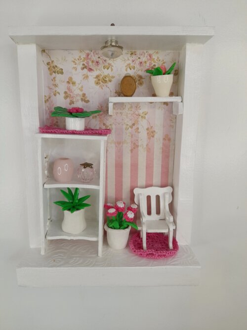 Placa decorada rosa e branca decorada com miniaturas