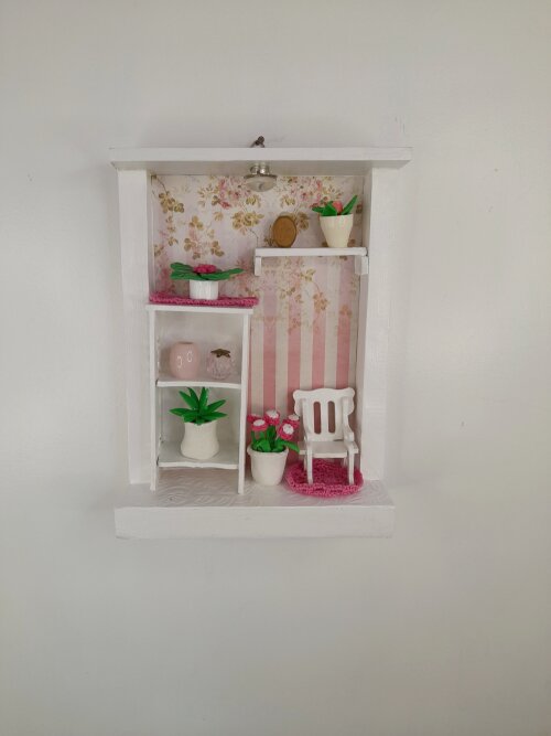 Placa decorada rosa e branca decorada com miniaturas
