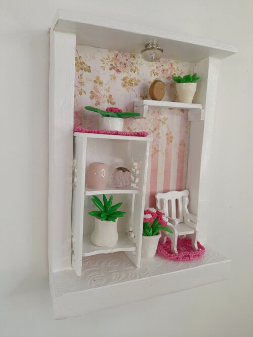 Placa decorada rosa e branca decorada com miniaturas