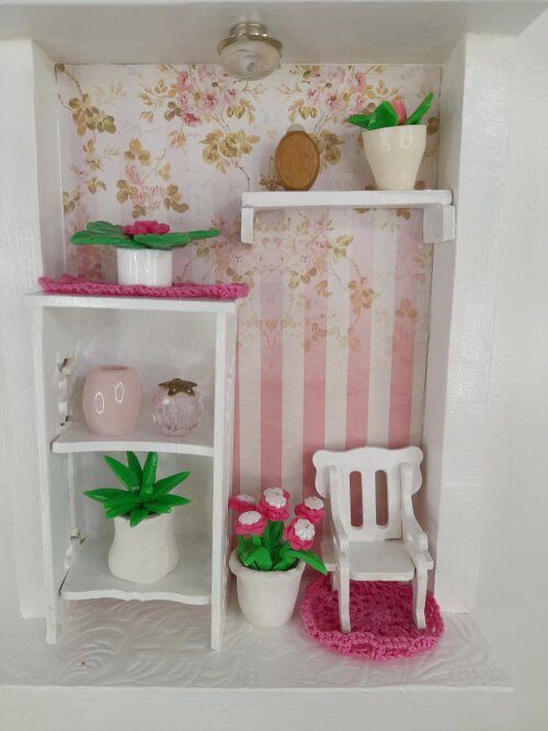 Placa decorada rosa e branca decorada com miniaturas