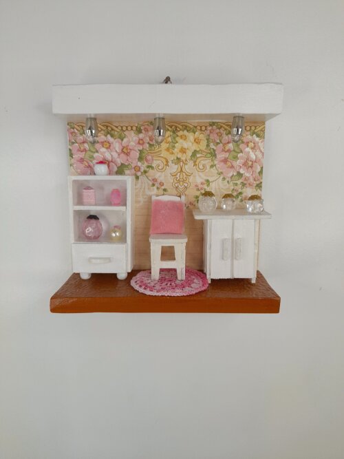 Quadro em mdf cor mineral  decorado com rosa florido decorado com miniaturas