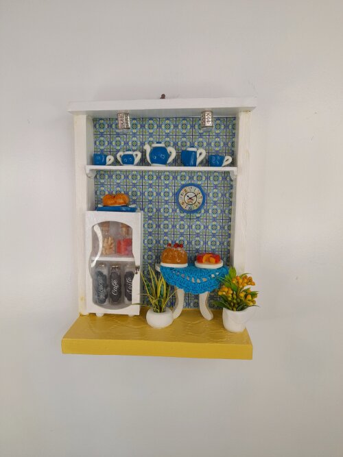 Quadro em mdf branco e azul fundo de azulejo decorado com miniaturas