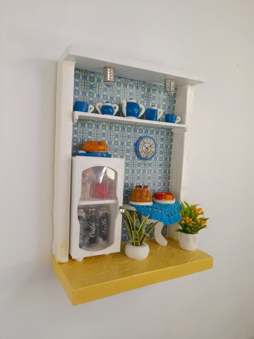 Quadro em mdf branco e azul fundo de azulejo decorado com miniatu