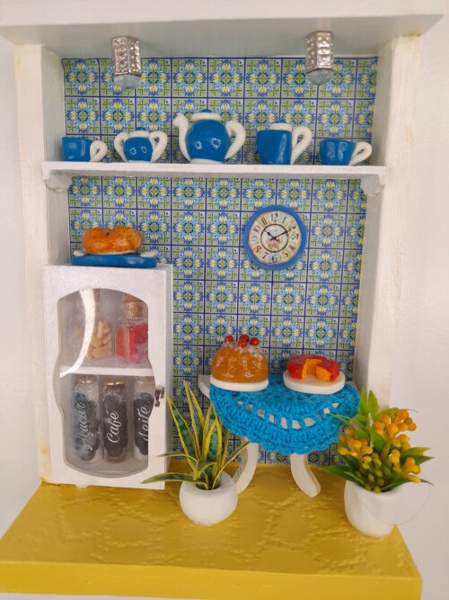 Quadro em mdf branco e azul fundo de azulejo decorado com miniatu
